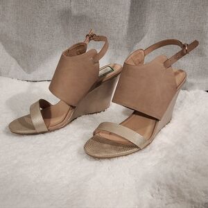 NEW CL by Laundry Cream and Gold Wedges